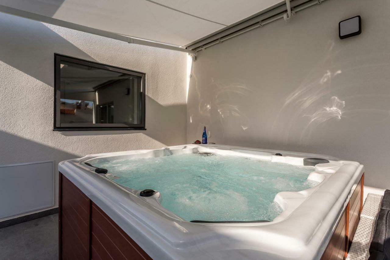 Sea Pearl Luxury Apartment โปดสตรานา ภายนอก รูปภาพ