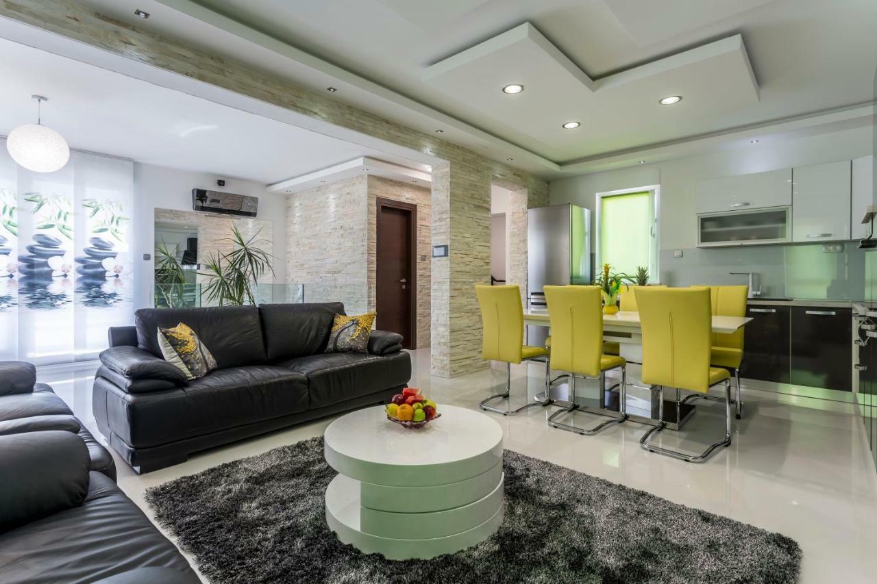 Sea Pearl Luxury Apartment โปดสตรานา ภายนอก รูปภาพ