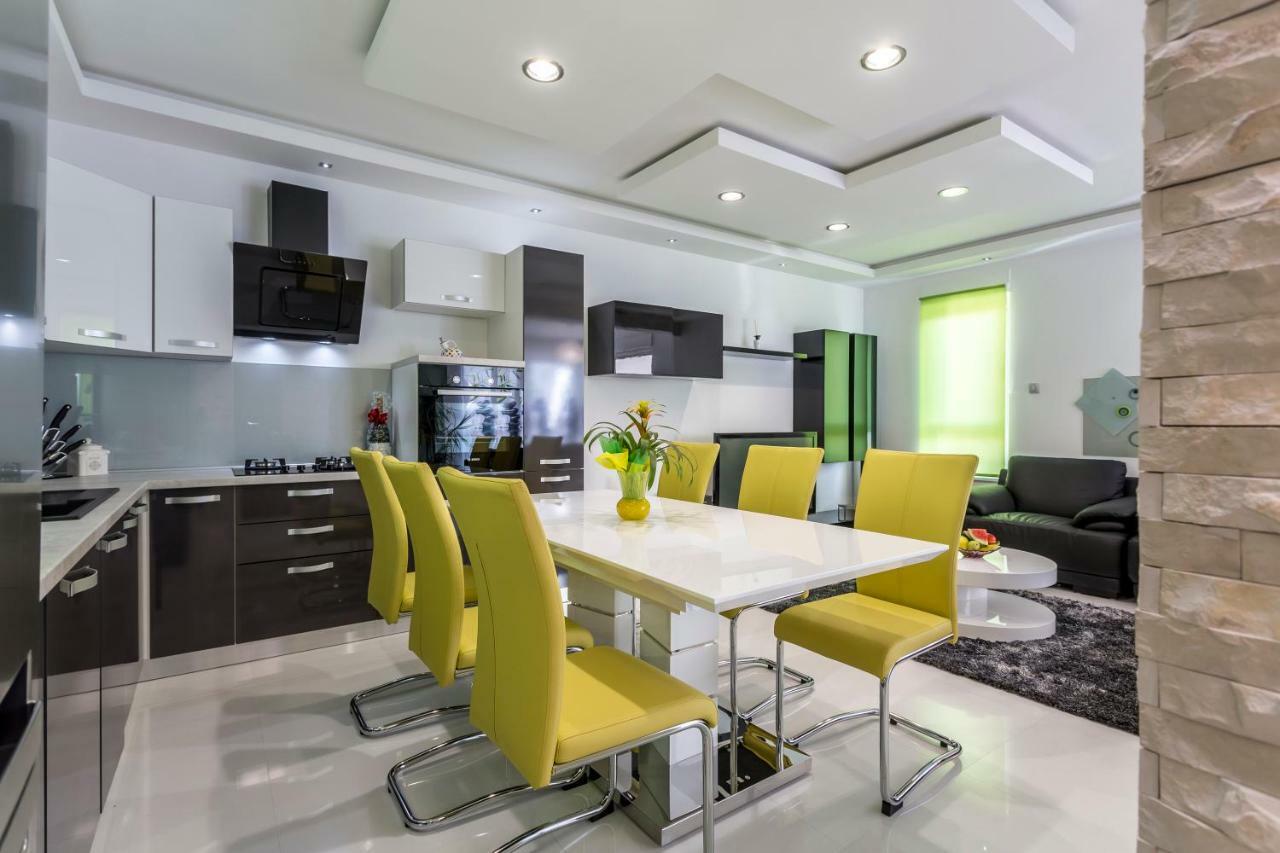 Sea Pearl Luxury Apartment โปดสตรานา ภายนอก รูปภาพ