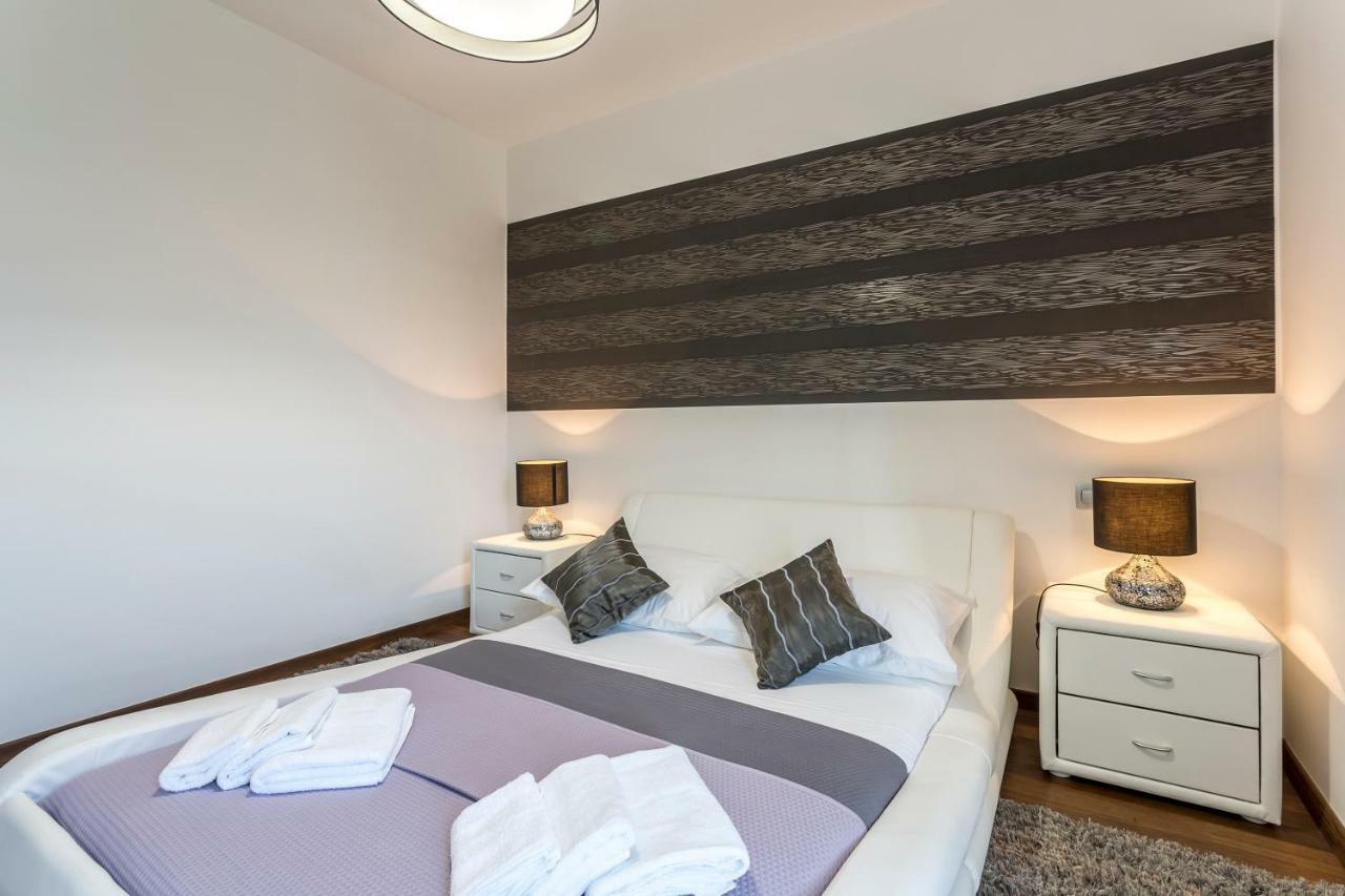 Sea Pearl Luxury Apartment โปดสตรานา ภายนอก รูปภาพ