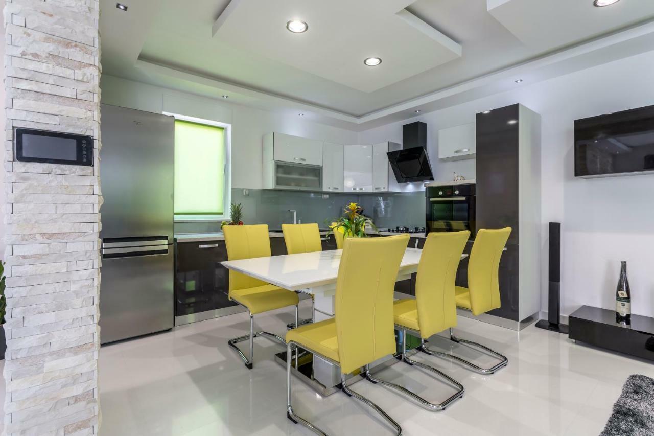 Sea Pearl Luxury Apartment โปดสตรานา ภายนอก รูปภาพ