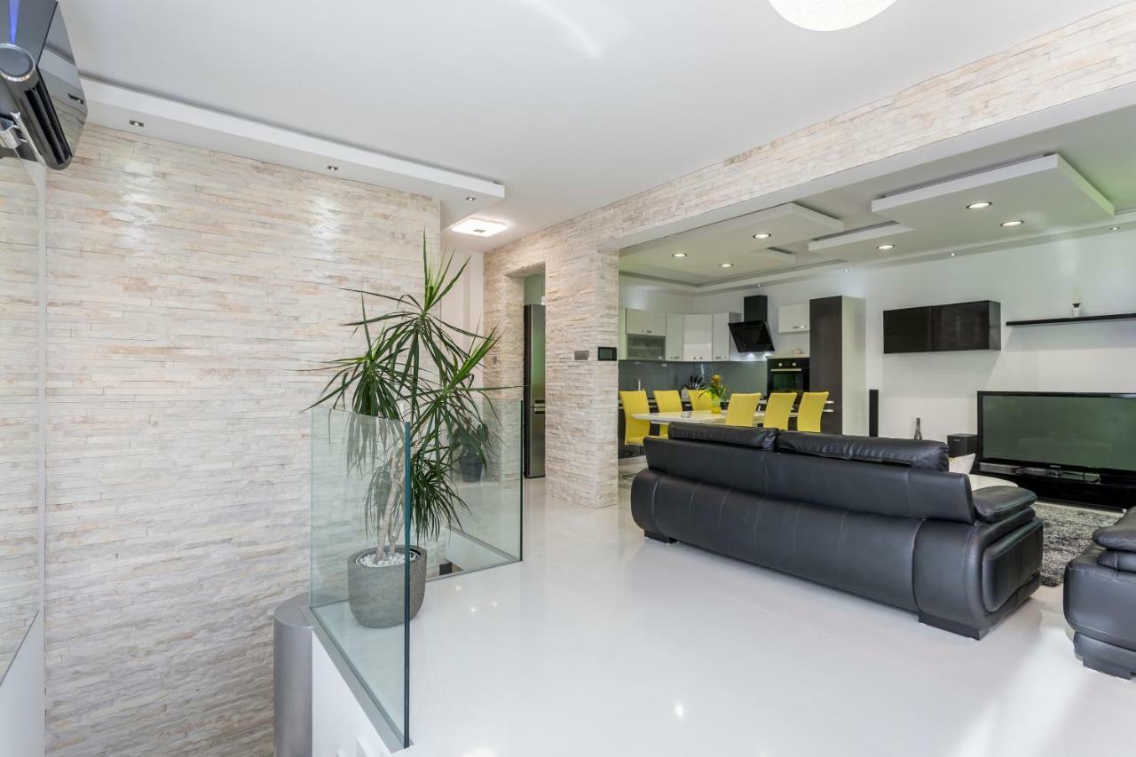 Sea Pearl Luxury Apartment โปดสตรานา ภายนอก รูปภาพ
