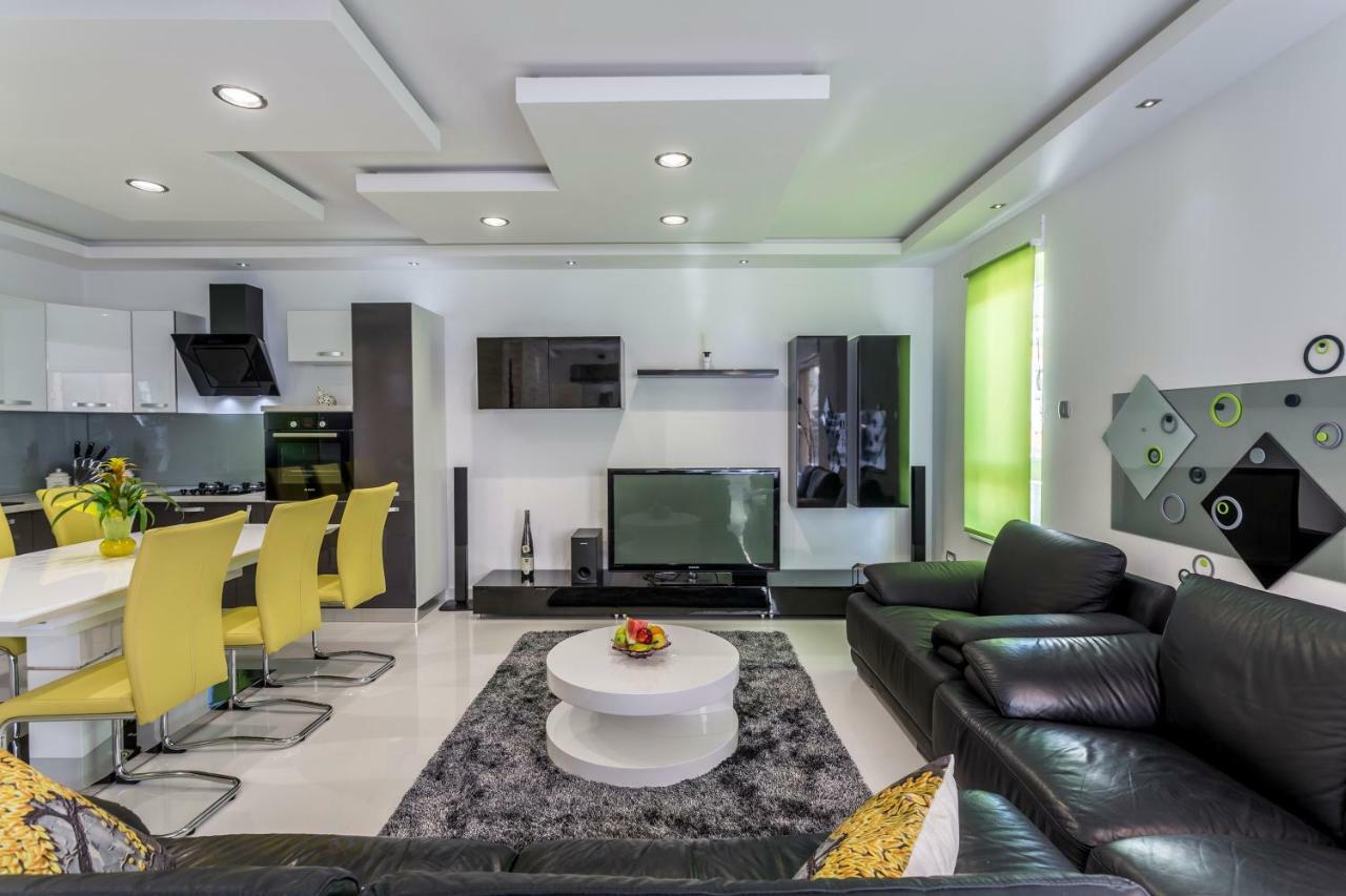 Sea Pearl Luxury Apartment โปดสตรานา ภายนอก รูปภาพ